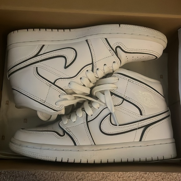 Wmns Air Jordan 1 Mid SE ‘Iridescent Trim’ - Picture 5 of 8